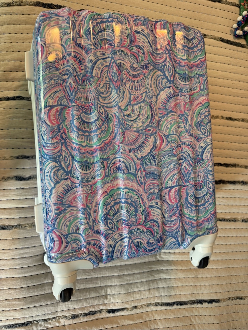 Lilly Pulitzer ‘Happy as a Clam’ Hard-Shell Spinner Carry-On Luggage in Pastel - Picture 4 of 8